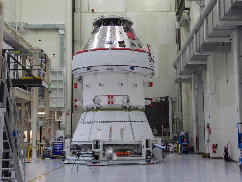 大規模な施設内の Orion 宇宙船。