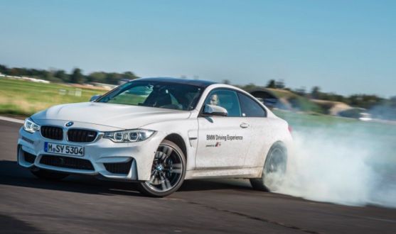 図 1. テストコースでの BMW M4 のオーバーステア。