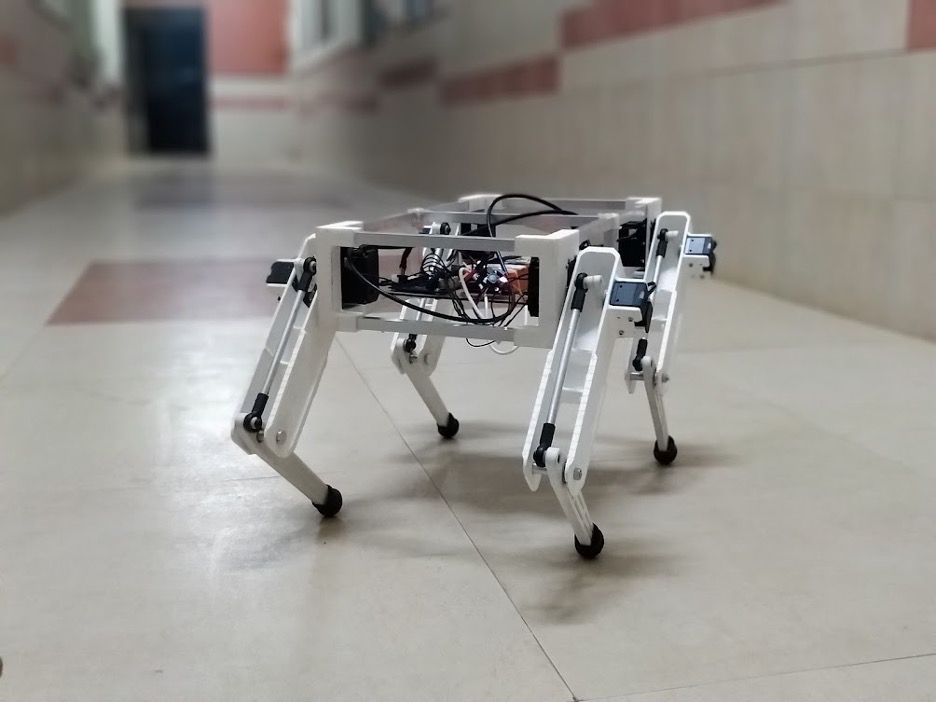 KLE 工科大学でオートメーションとロボティクスの授業に使用された 4 本足ロボット。