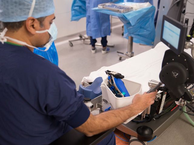 ロッテルダム眼科病院での手術前の PRECEYES 手術システム。