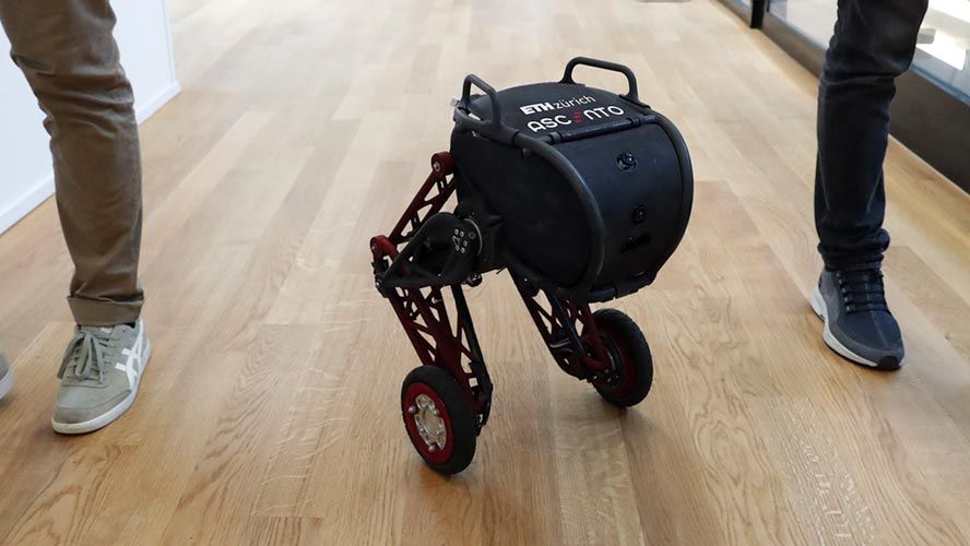 学生が革新的なジャンピングロボットを 1 年間で製作